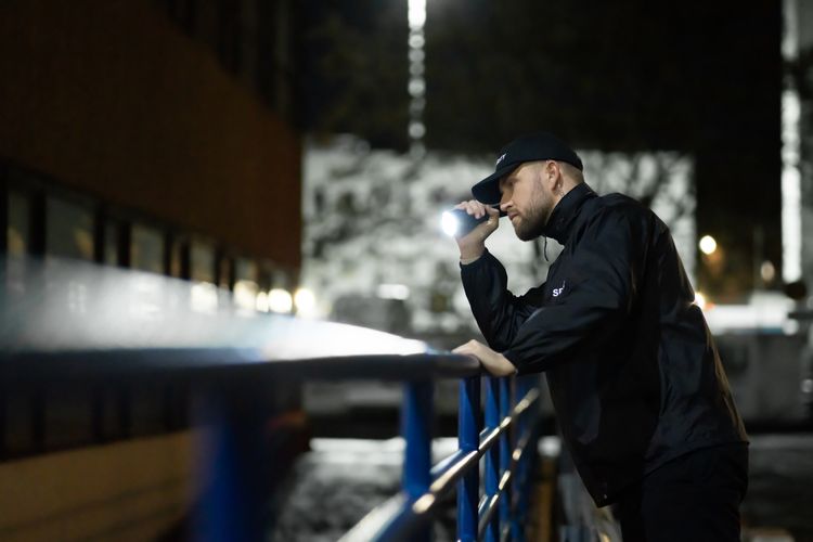 Late Night Security Guards Share The Weirdest Things They Ve Seen On The Job Nonstop Nostalgia