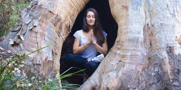 Image of the meditating woman