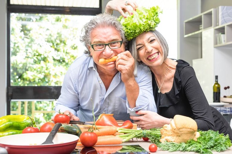 Photo of a couple eating vegetables - Anti-Inflammatory Foods