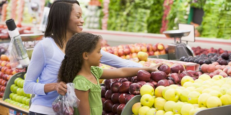 Photo of a woman with kid buying groceries