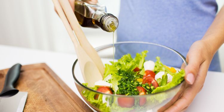 Using raw olive oil for salad dressing