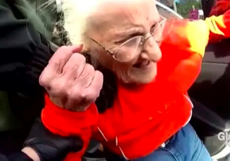 93 Year Old Woman Dragged Out Of Seniors Home Moneypail 5212